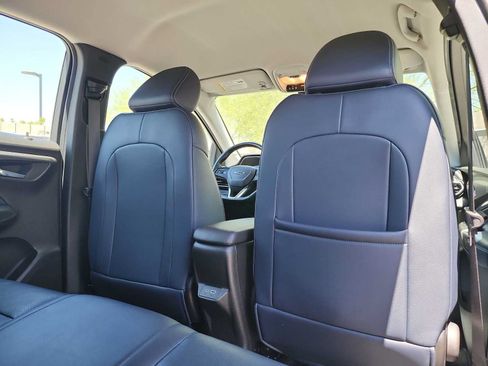 Used 2022 Chevrolet Bolt EUV LT w/ Convenience Package FWD image 15