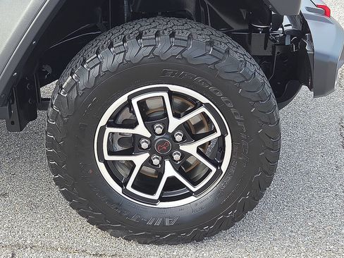 Used 2025 Jeep Wrangler Unlimited Rubicon AWD/4WD image 7