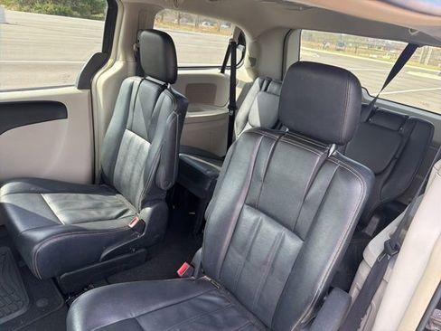 Used 2016 Chrysler Town & Country Touring image 9