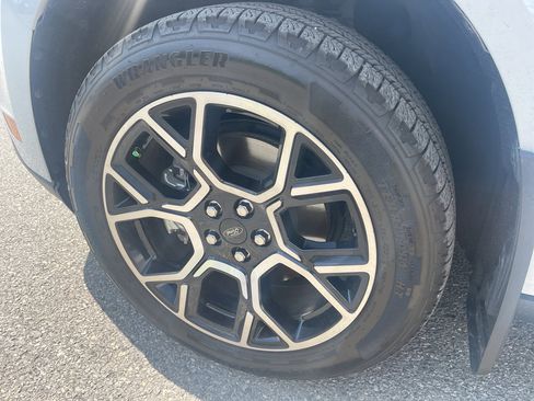 Used 2025 Ford Maverick Lariat w/ 4K Tow Package image 9