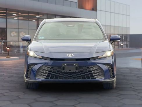 Used 2025 Toyota Camry SE AWD/4WD image 1