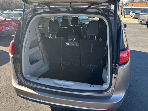 Used 2017 Chrysler Pacifica Touring-L image 14