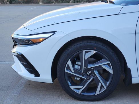 New 2026 Hyundai Elantra Limited FWD image 5