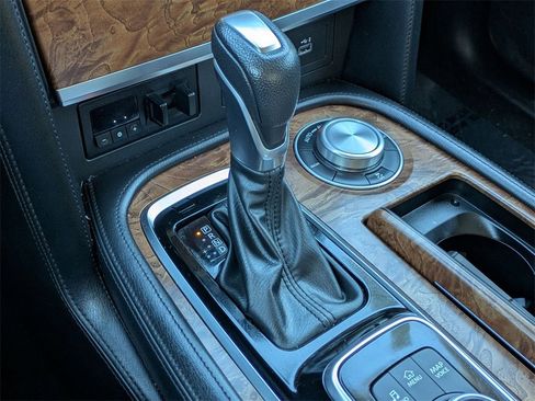 Used 2024 Nissan Armada SL image 18