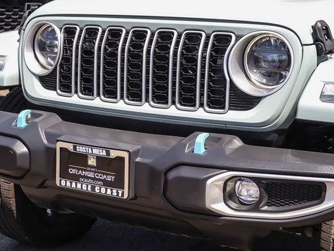 Used 2024 Jeep Wrangler Unlimited Sahara AWD/4WD image 8