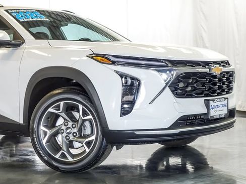Used 2025 Chevrolet Trax LT w/ LT Convenience Package FWD image 3