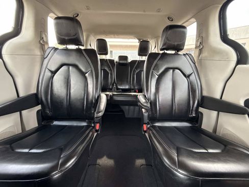 Used 2023 Chrysler Pacifica Touring-L FWD image 17