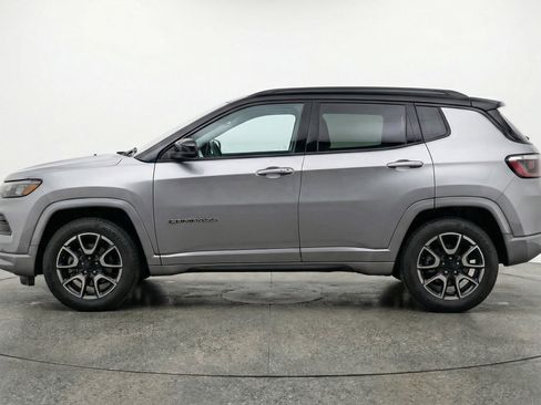 Used 2025 Jeep Compass Trailhawk image 5