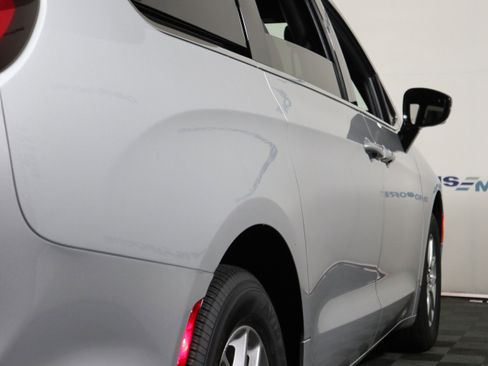 New 2026 Chrysler Pacifica Select image 5