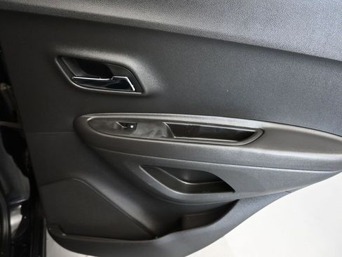Used 2020 Chevrolet Trax LT w/ LT Convenience Package image 34