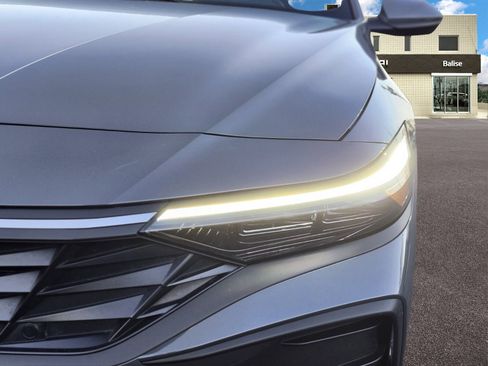 Certified 2025 Hyundai Elantra SE image 10