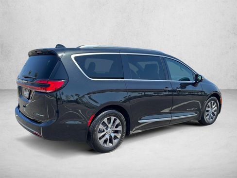 Used 2021 Chrysler Pacifica Pinnacle FWD image 5