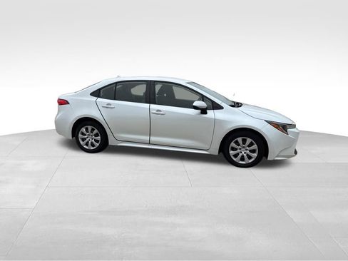 Used 2022 Toyota Corolla LE image 2