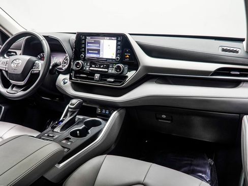 Used 2022 Toyota Highlander XLE image 16