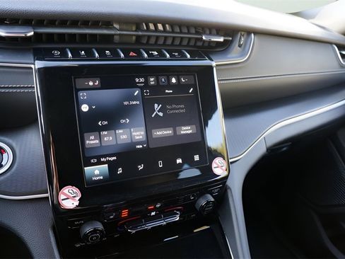 Used 2023 Jeep Grand Cherokee L Laredo image 24