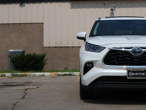 Used 2021 Toyota Highlander Limited AWD/4WD image 4