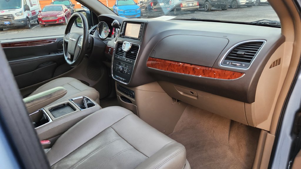 Used 2012 Chrysler Town & Country Touring-L w/ Entertainment Group #2 FWD image 37