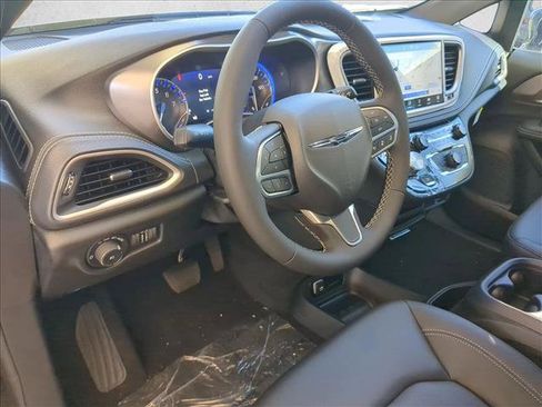 New 2026 Chrysler Pacifica Select AWD/4WD image 3