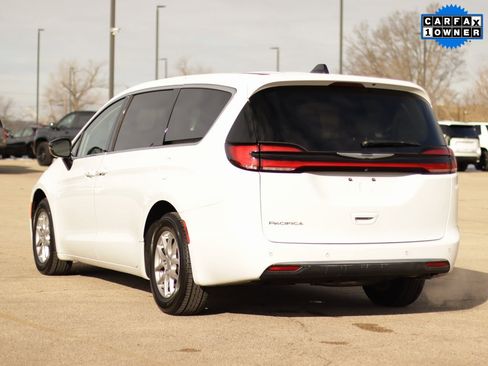 Used 2024 Chrysler Pacifica Touring-L image 5