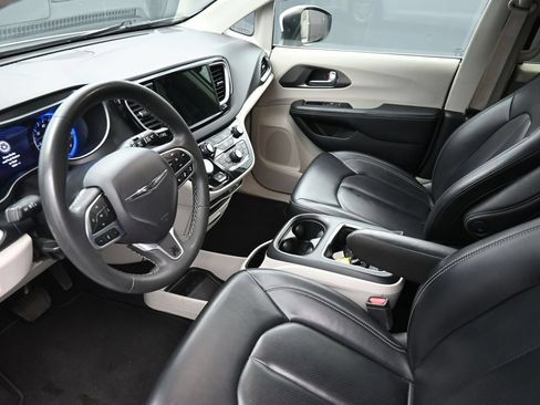 Used 2023 Chrysler Pacifica Touring-L FWD image 22