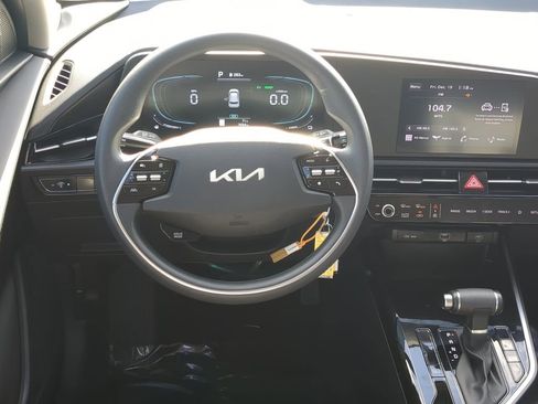 Used 2025 Kia Niro LX image 22