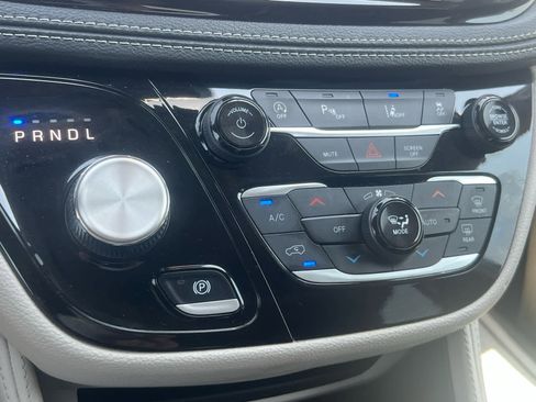 Used 2024 Chrysler Pacifica Limited image 23