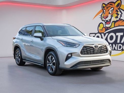 Used 2024 Toyota Highlander XLE image 3