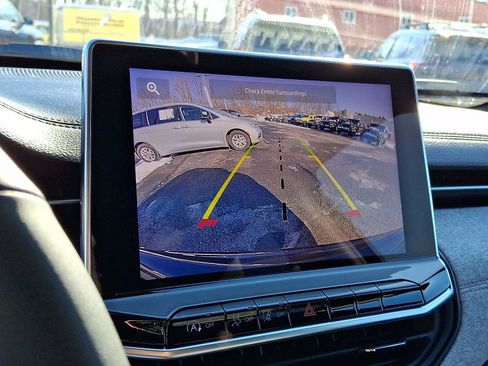 Used 2023 Jeep Compass Latitude image 18