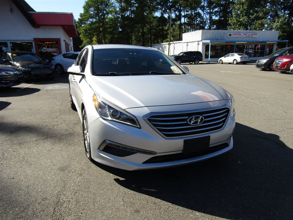 Used 2015 Hyundai Sonata SE w/ Option Group 09 FWD image 10