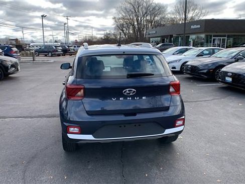 Used 2024 Hyundai Venue Limited image 4
