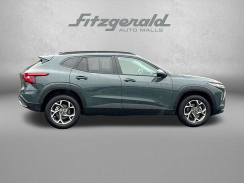 Used 2025 Chevrolet Trax LT FWD image 3