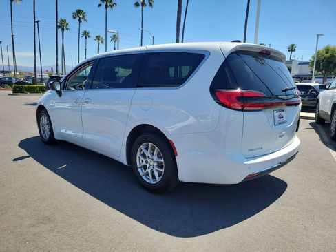 Used 2024 Chrysler Pacifica Touring-L image 3