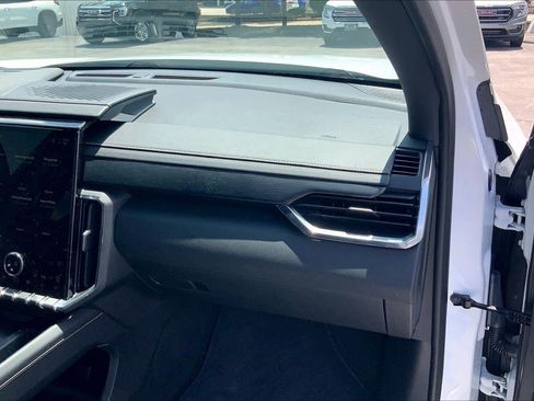 Used 2025 GMC Acadia Elevation AWD/4WD image 15