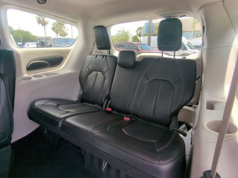Used 2023 Chrysler Pacifica Touring-L FWD image 16