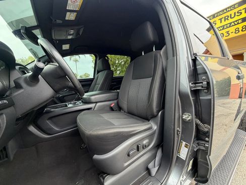 Used 2018 Nissan Titan SV w/ SV Convenience Package AWD/4WD image 13