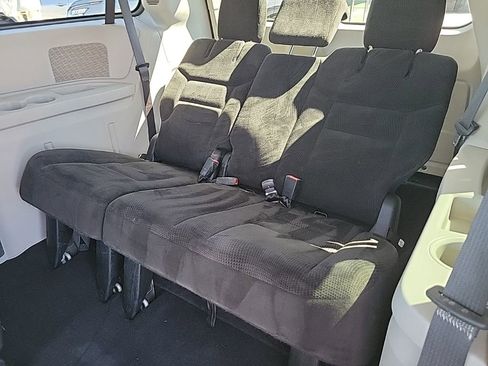 Used 2016 Dodge Grand Caravan SXT image 35