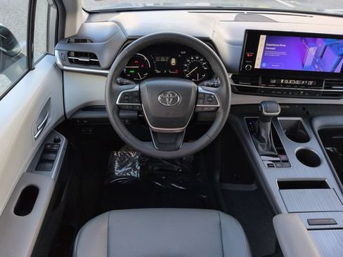 Used 2025 Toyota Sienna XLE FWD image 16