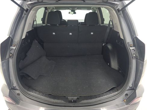 Used 2018 Toyota RAV4 LE FWD image 13