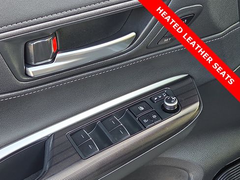 Used 2021 Toyota Venza Limited image 13