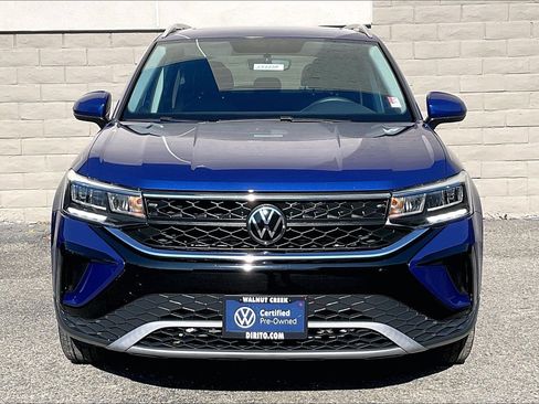 Certified 2022 Volkswagen Taos SE w/ Panoramic Sunroof Package image 2