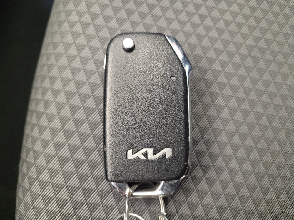Used 2025 Kia Soul LX w/ LX Technology Package FWD image 32