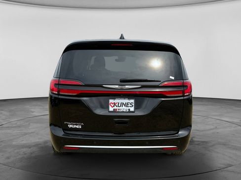 Used 2024 Chrysler Pacifica Touring-L FWD image 9