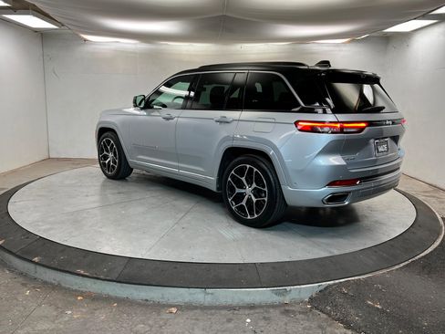Used 2024 Jeep Grand Cherokee Summit image 3