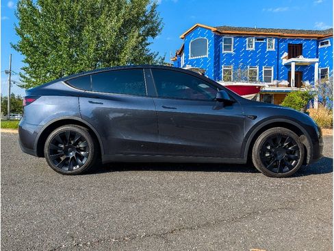 Used 2024 Tesla Model Y Long Range AWD/4WD image 4