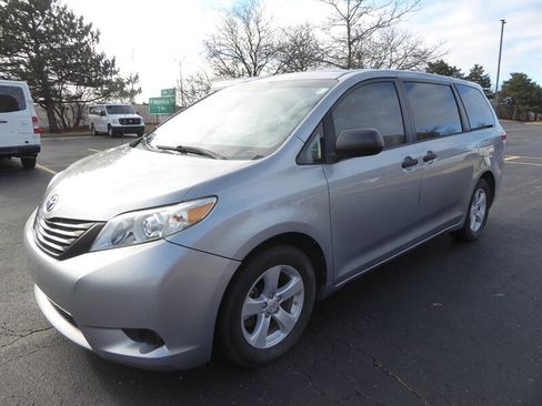 Used 2013 Toyota Sienna L image 3