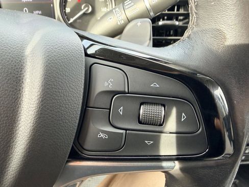 Used 2023 Buick Enclave Essence image 2