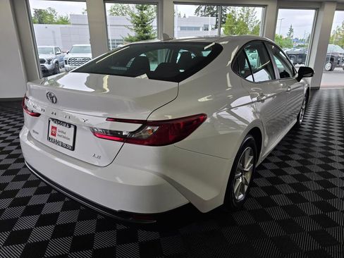 Used 2025 Toyota Camry LE FWD image 3
