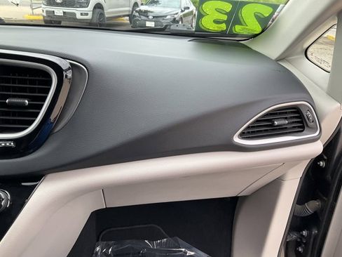 Used 2023 Chrysler Pacifica Touring-L FWD image 18