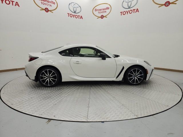 Used 2025 Toyota GR86 RWD image 3