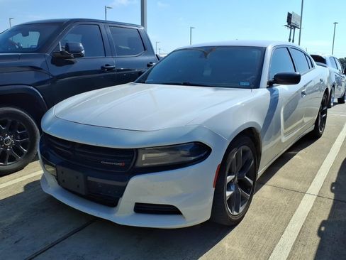 Used 2020 Dodge Charger SXT w/ Blacktop Package RWD image 4